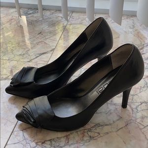 Moda Spana Leather Rose Pumps